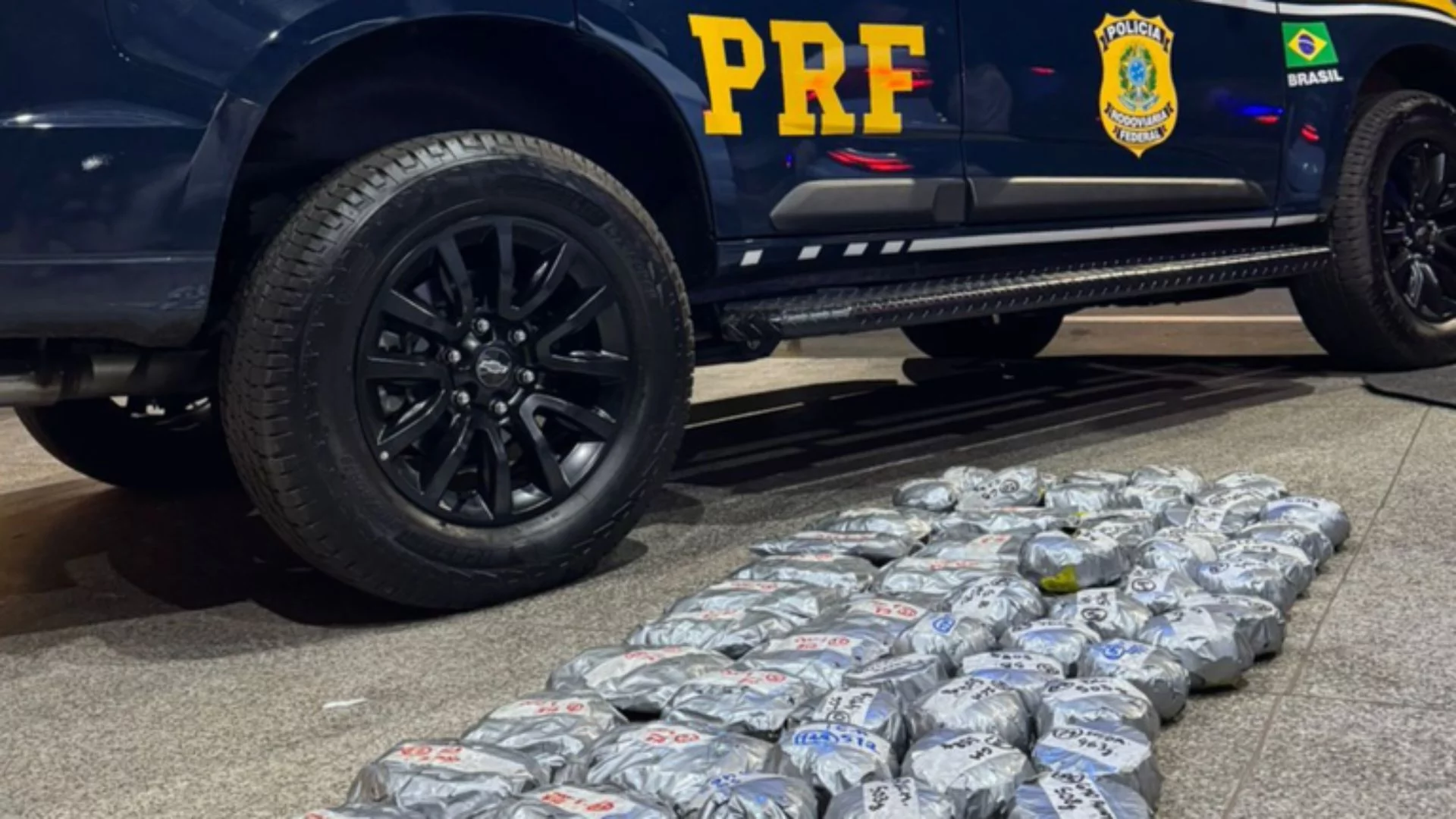 PRF apreende mais de 43 kg de haxixe em fundo falso de veículo