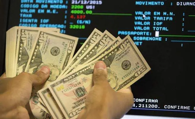Dólar recua 2,3% e fecha a R$ 6,12 com leilões e coletiva do BC