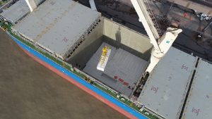 Maior cargueiro de  celulose do mundo realiza operação em São Luís