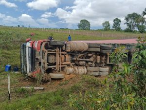 VÍDEO: Caminhão carregado de cerveja tomba na BR-316