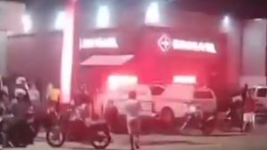 VÍDEO: Suspeito entra em farmácia para assaltar e é baleado por PM