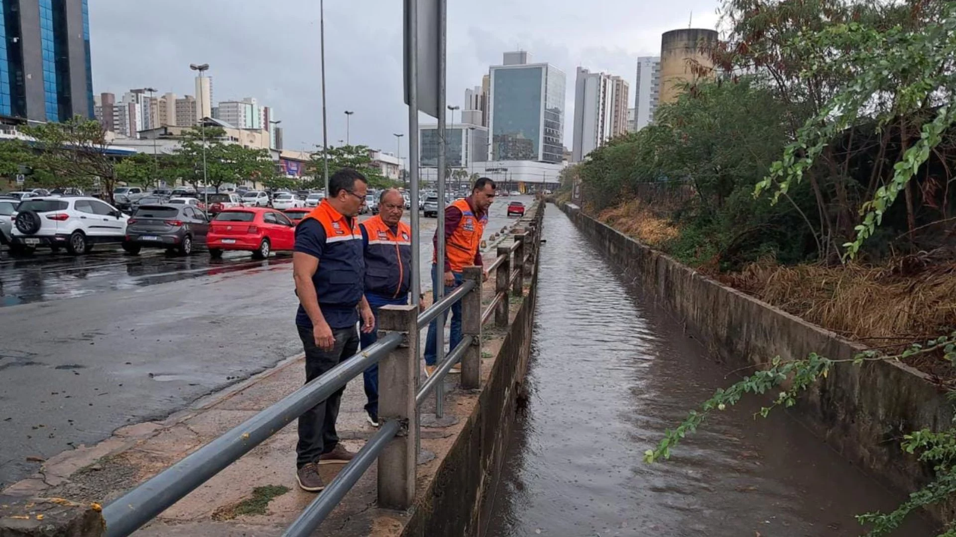 Bombeiros vistoriam áreas de risco para prevenir ocorrências no período chuvoso