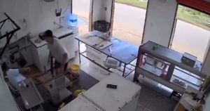 VÍDEO: Homem leva choque enquanto carregava o celular na tomada