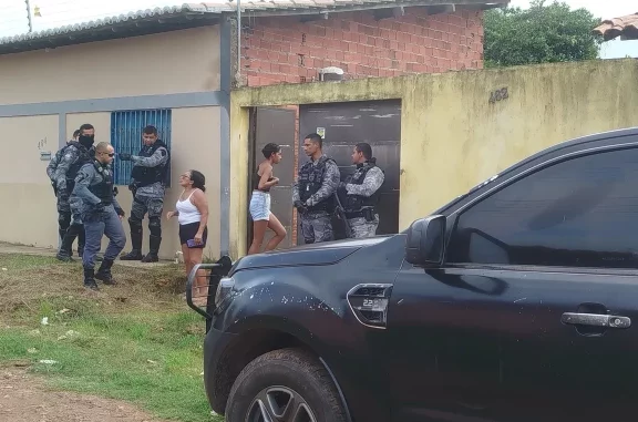Homem pede xícara de café e mata ex-companheira com tiro no peito em Timon