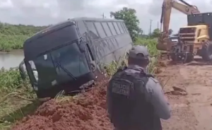 Ônibus tomba às margens da MA-014, em Vitória do Mearim
