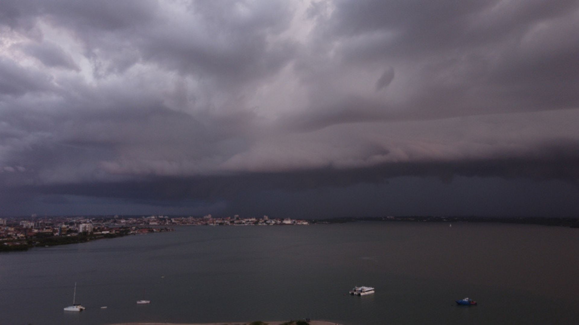 Temporal histórico atinge São Luís e supera média mensal