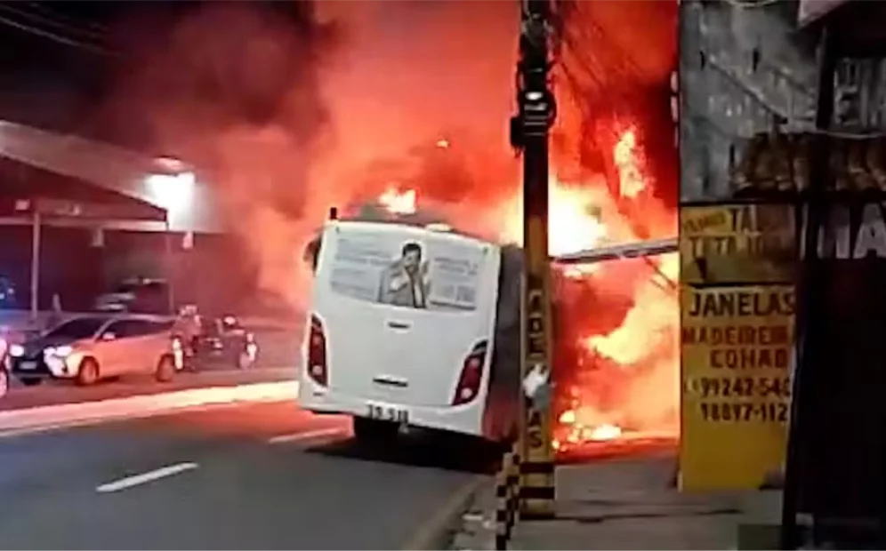 Ônibus do transporte coletivo pega fogo, em São Luís