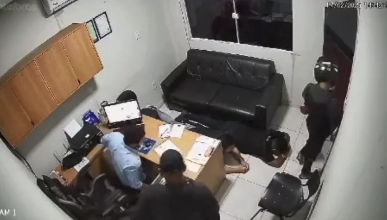 VÍDEO: Duas lojas são alvos de assalto em Santa Inês