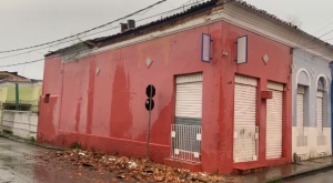 Parte do teto de casarão desaba durante forte chuva em SL