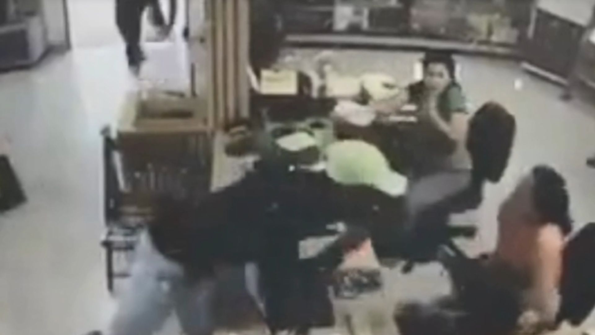 VÍDEO: Bandido armado invade madeireira e persegue proprietária na rua