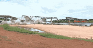 VÍDEO: Parte que sobrou da estrutura de ponte JK é implodida