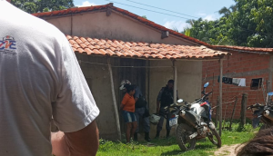 Mulher é presa suspeita de matar o companheiro a golpe de faca