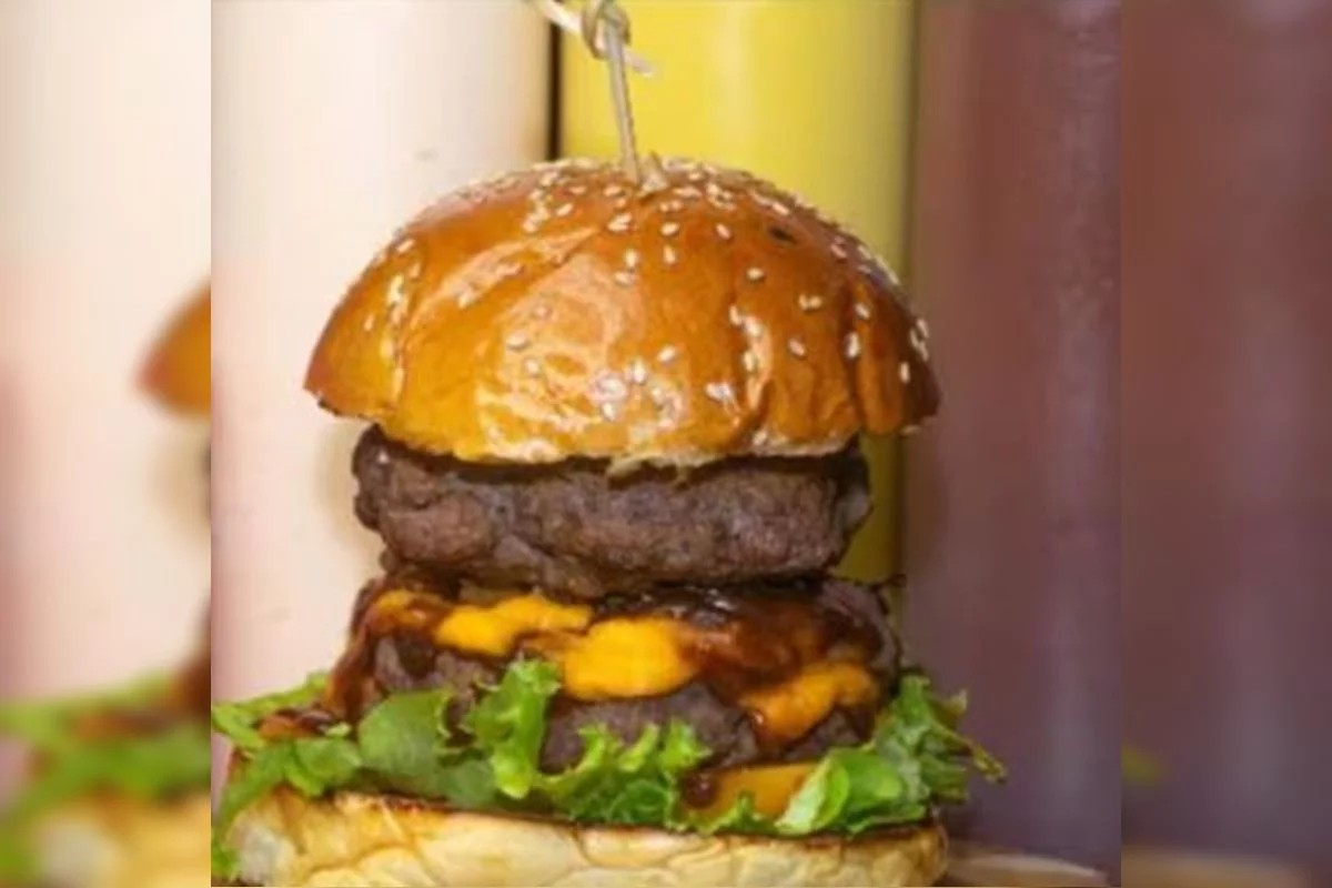 Hamburgueria inova o cardápio com nomes de ministros do STF