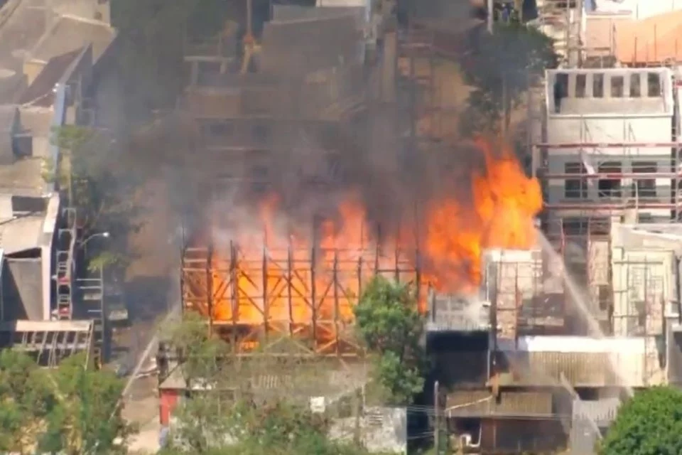 Fogo atinge set de gravação de novela da Globo no Rio de Janeiro