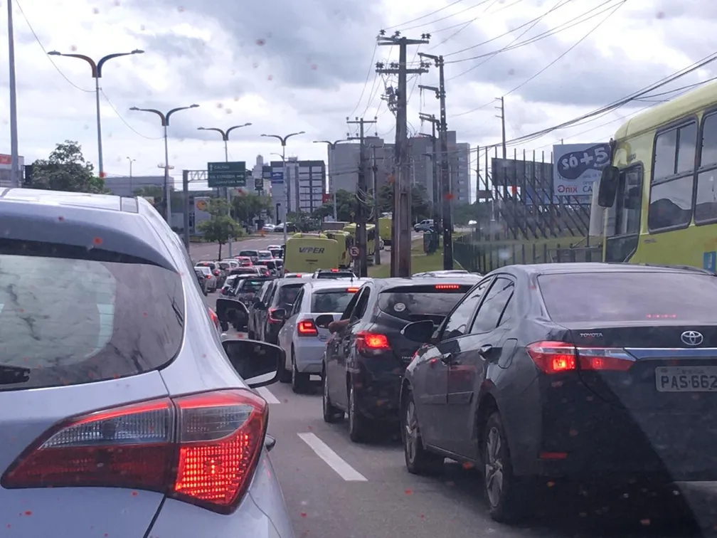 Ruas e avenidas registram movimento intenso no segundo dia de carnaval na Ilha