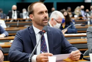 Eduardo Bolsonaro tira licença e afirma que vai morar nos Estados Unidos