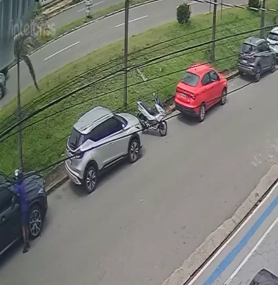 VÍDEO: Homem ateia fogo em veículo na Avenida dos Holandeses