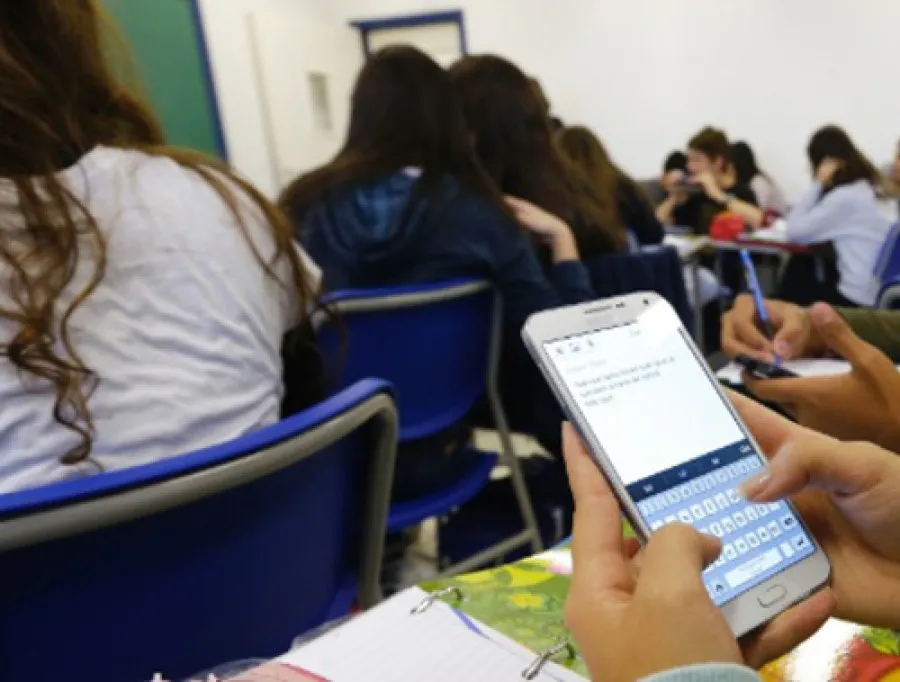 Congresso vai realizar audiência para debater uso de celulares em escolas