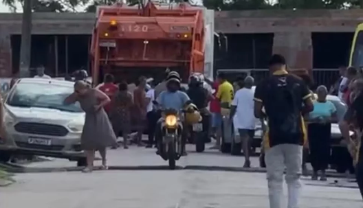 Idosa morre após ser atropelada por caminhão de coleta de lixo