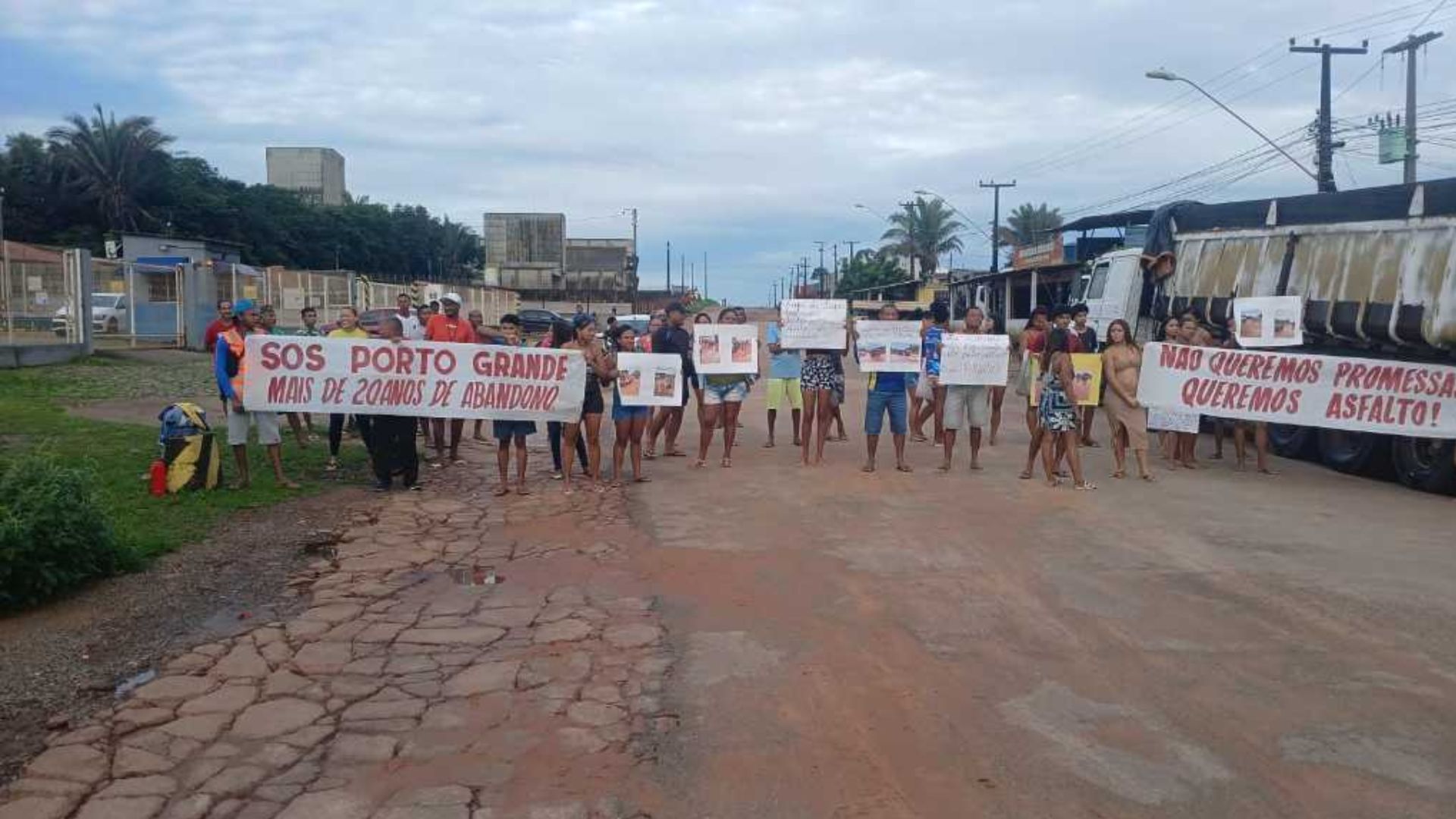 VÍDEO: Manifestantes liberam acesso à BR-135 nos dois sentidos