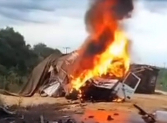 VÍDEO: Motoristas morrem carbonizados após desviar de jovens fazendo “grau”