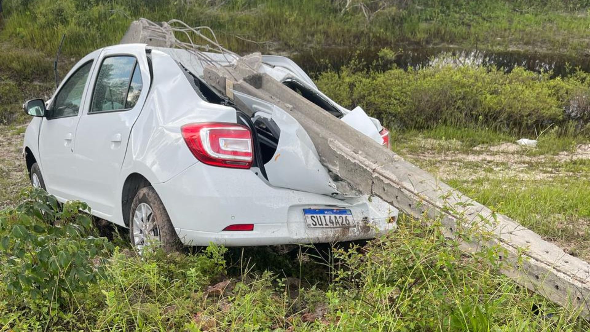 VÍDEO: Motociclista morre ao enroscar corpo em fiação elétrica na BR-402