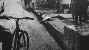 ÁUDIO: Homem com extensa ficha criminal e que divulgava rotina nas redes, é morto a tiros no meio da rua