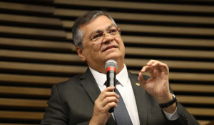 Flávio Dino vota pela cassação da deputada Carla Zambelli