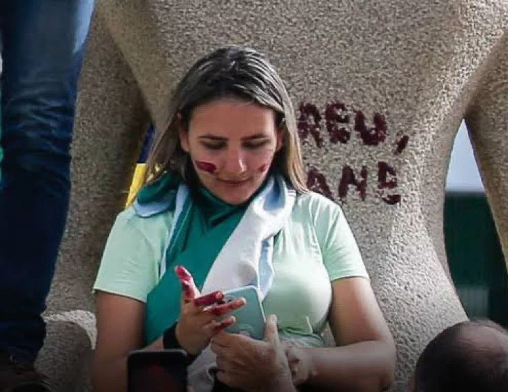 PGR sugere prisão domiciliar para mulher que pichou estátua em frente ao STF