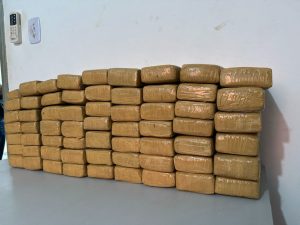 Polícia apreende mais de 60 tabletes de maconha em porta-malas de veículo