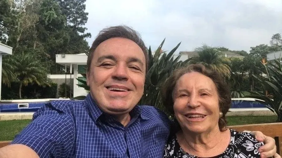 Mãe de Gugu Liberato é internada às pressas