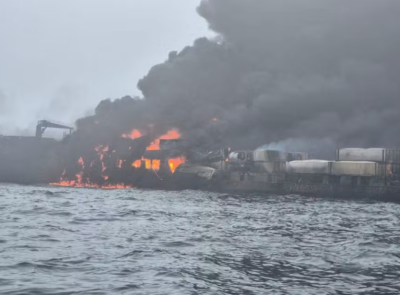 Petroleiro e navio de carga colidem na Inglaterra