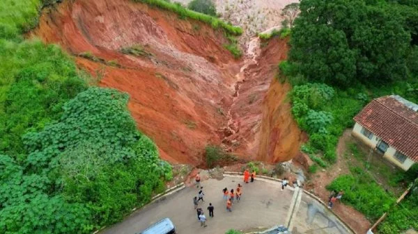 Autoridades buscam solução para cidade que está sendo engolida