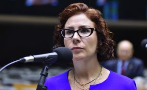 Três ministros do STF votam pela condenação de Carla Zambelli