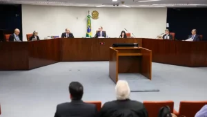 Julgamento que pode tornar Bolsonaro e mais sete aliados réus é retomado no STF