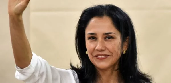 Ex-primeira-dama do Peru desembarca no Brasil