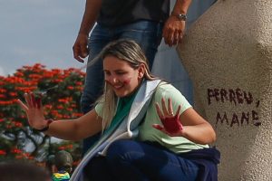 STF condena mulher que pichou estátua “A Justiça” com batom