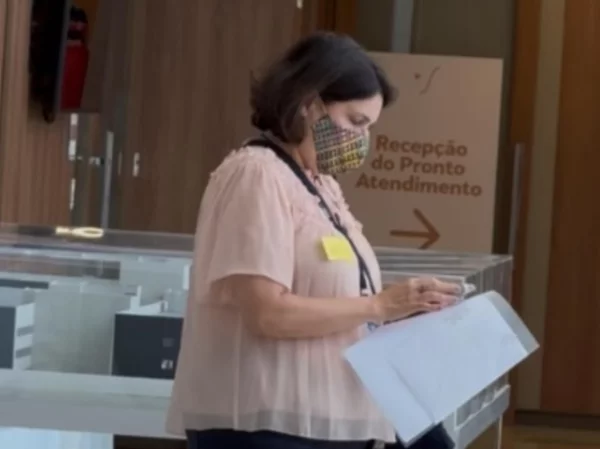 Oficial de Justiça entrega citação do STF a Bolsonaro