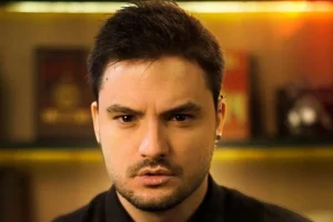 Felipe Neto desmente entrada na política