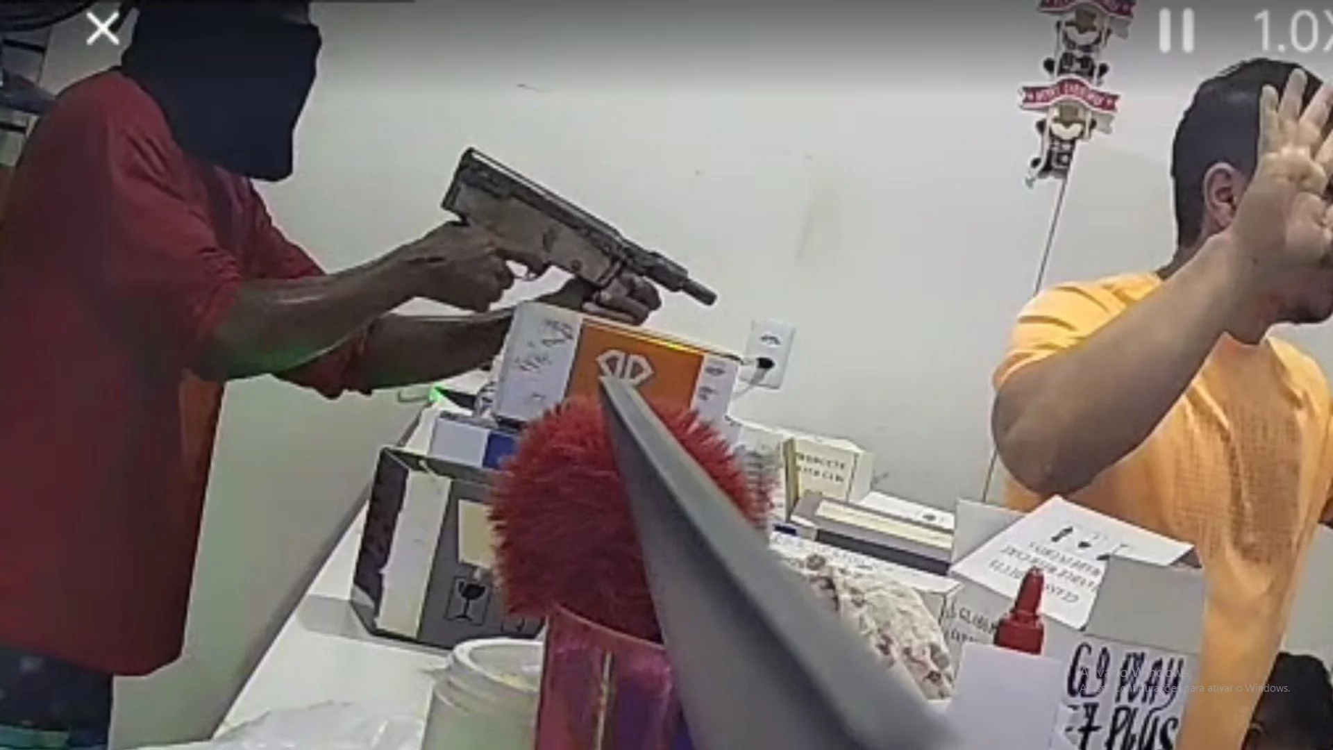 VÍDEO: Dupla armada assalta loja de celulares e aterroriza funcionários