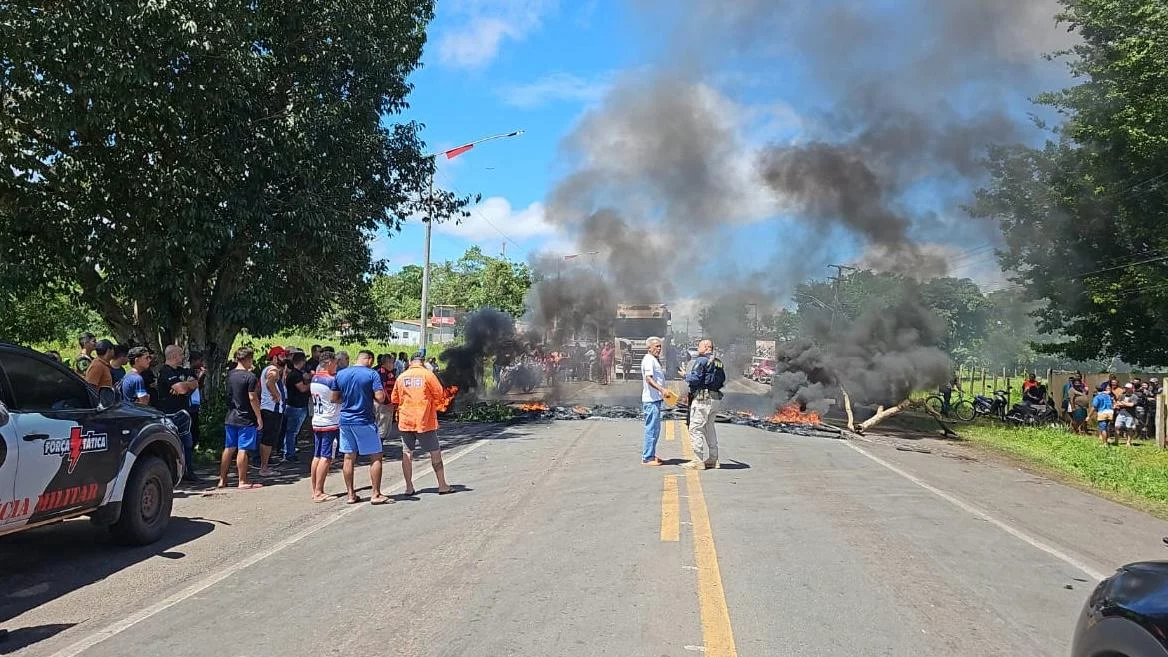 VÍDEO: Manifestantes bloqueiam trecho da BR-135 por conta de acidentes