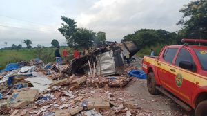 Veículos de carga colidem e pegam fogo na BR-010