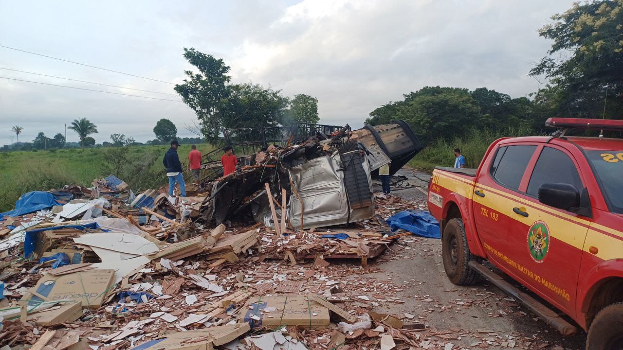 Veículos de carga colidem e pegam fogo na BR-010