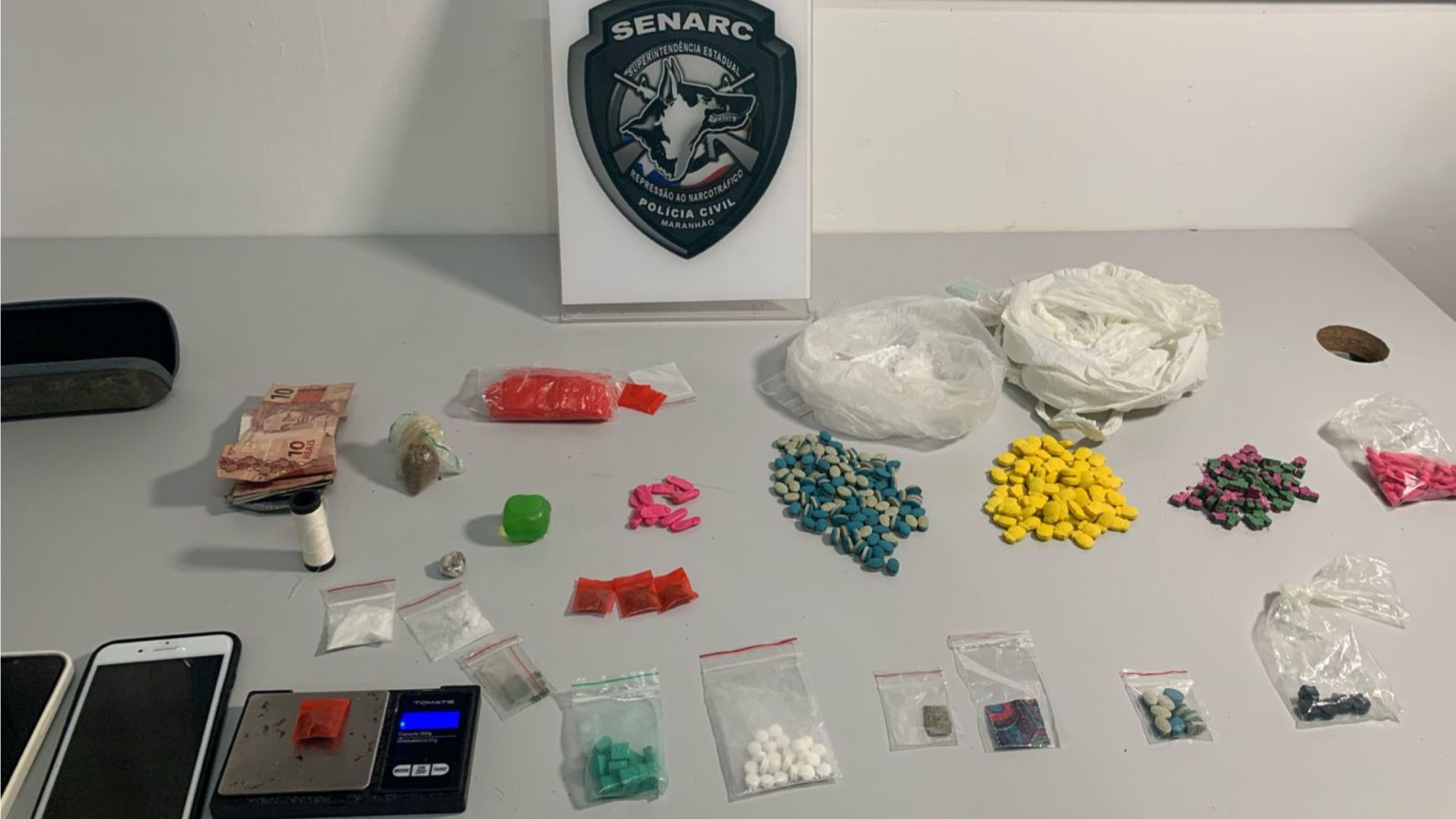 Homem é preso em flagrante vendendo drogas sintéticas em posto de combustível