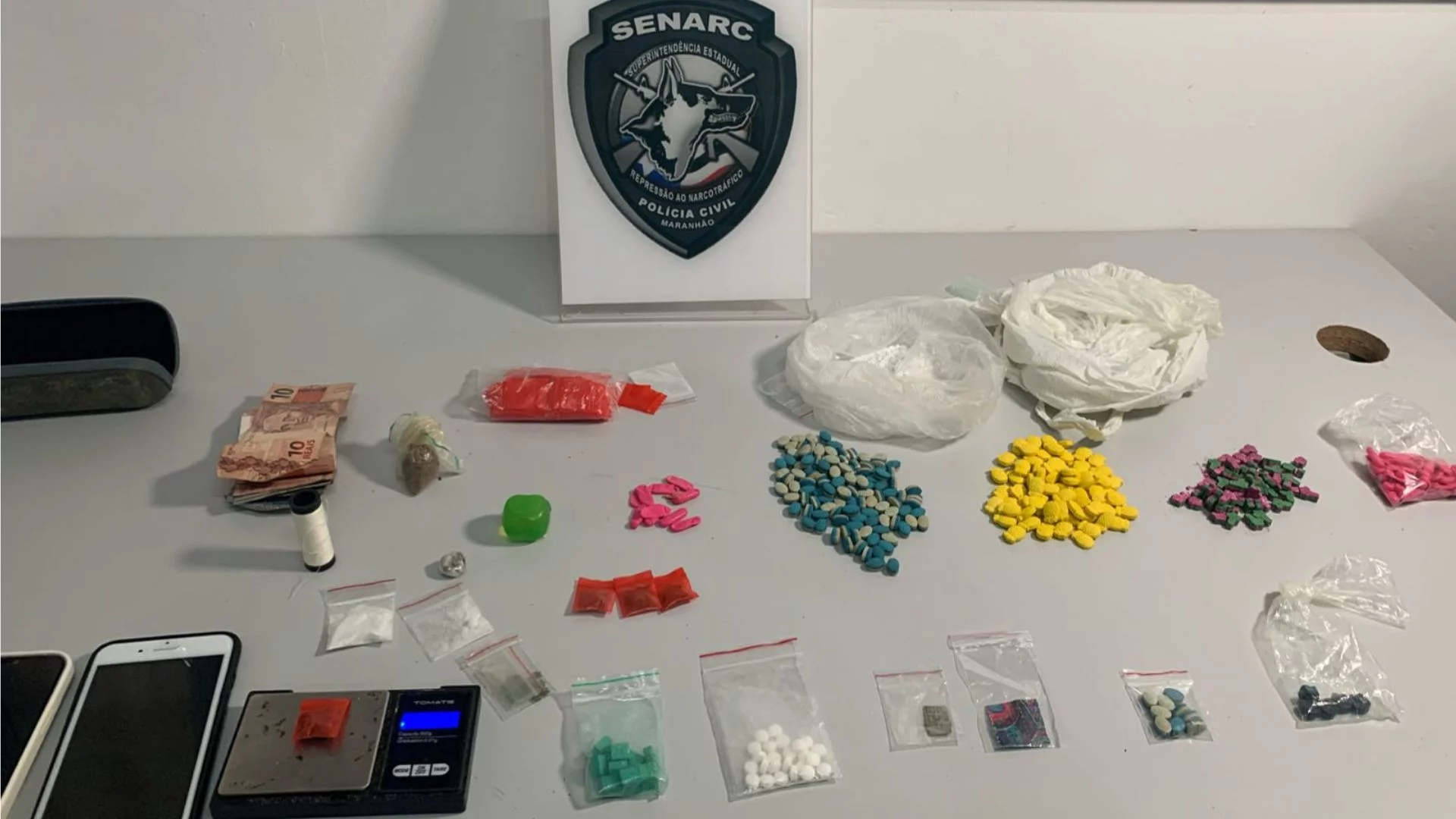 Homem é preso em flagrante vendendo drogas sintéticas em posto de combustível