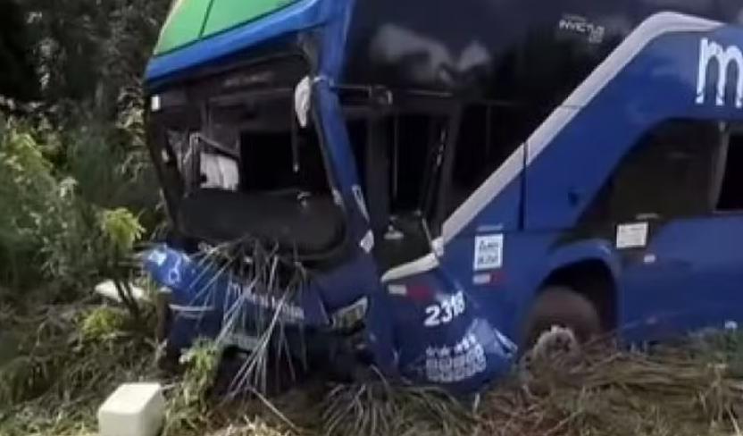 Ônibus sai da pista ao desviar de veículo em ultrapassagem na BR-316