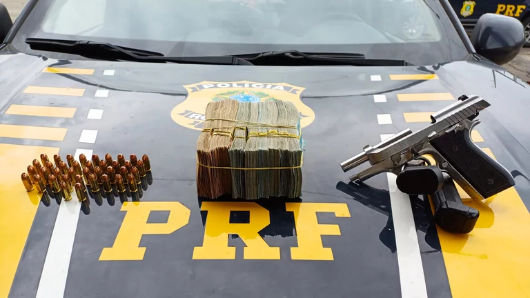 PRF apreende pistola, munições e R$ 75 mil em veículo na BR-135