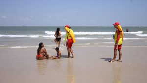 VÍDEO: Bombeiros fazem alerta para evitar afogamentos nas praias