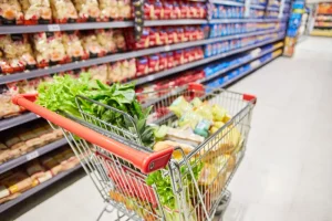 Inflação desacelera, mas continua acima da meta do Banco Central