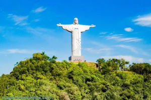 Maior estátua de Cristo do Brasil recebe as bênçãos do Papa
